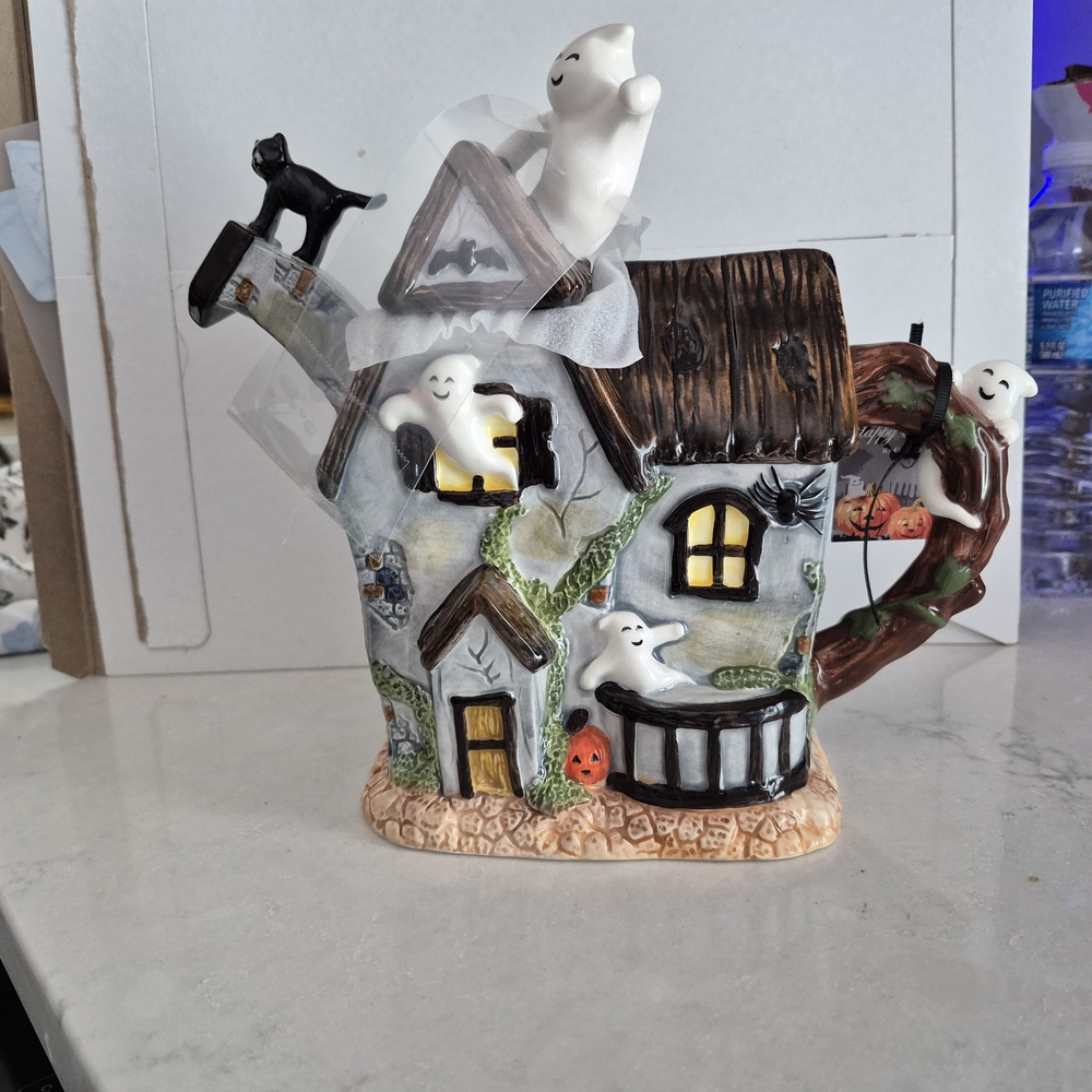 Black and Gray Holiday Cottage Teapot Decor